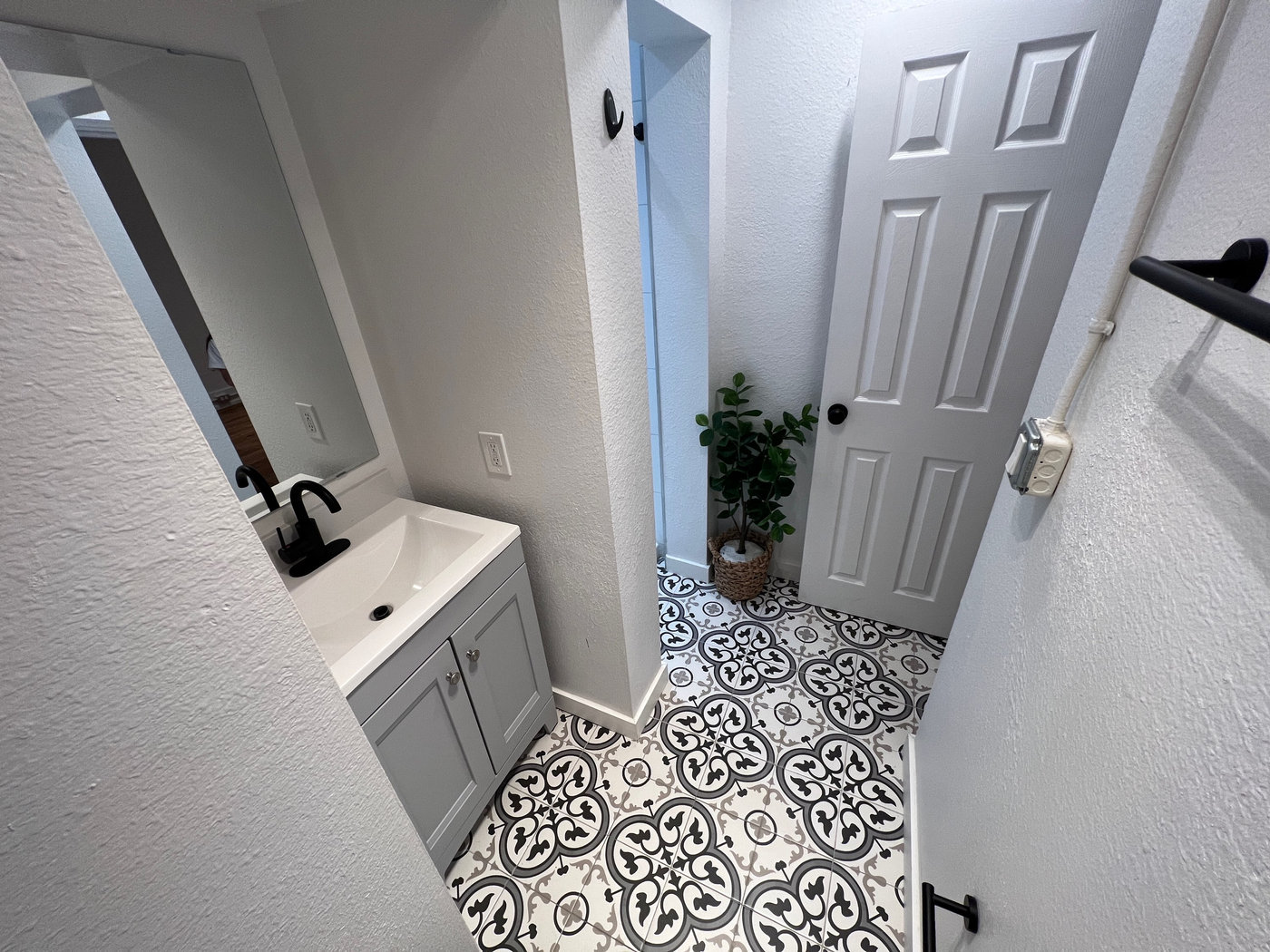 Adams Apartments photo 6